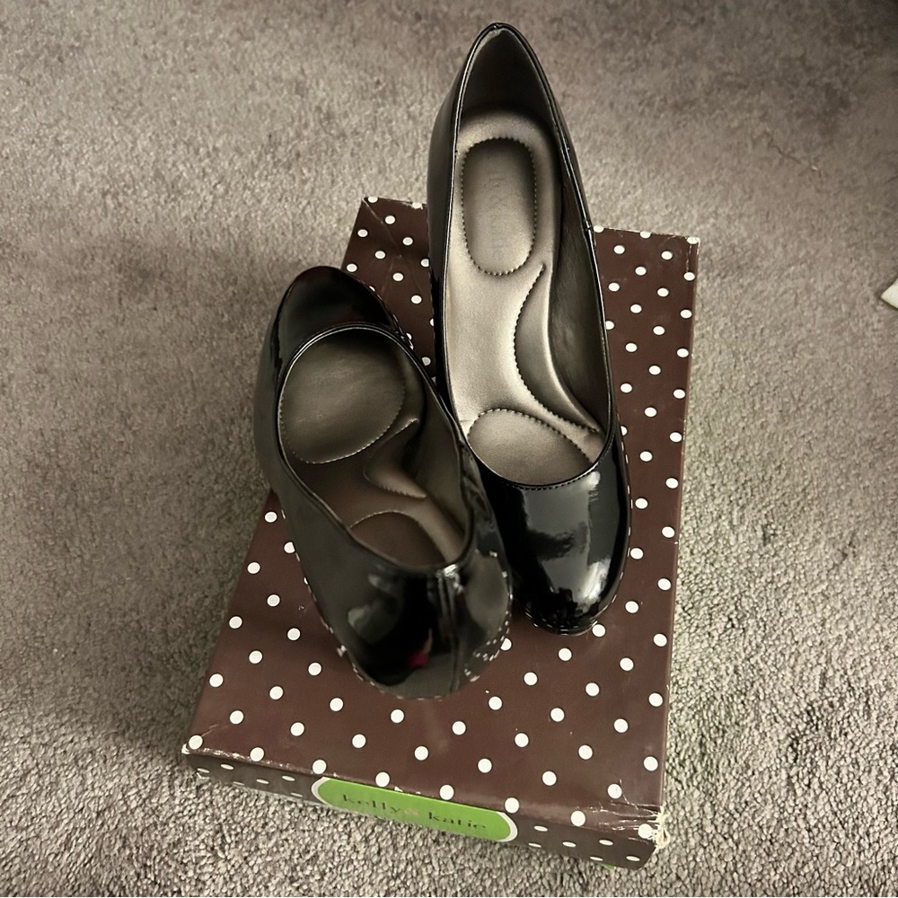 Kelly & Katie Black patent leather Dorotha Pump, size 7